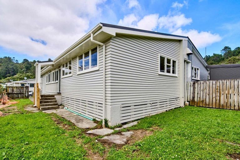 Photo of property in 24-26 Hanson Grove, Stokes Valley, Lower Hutt, 5019