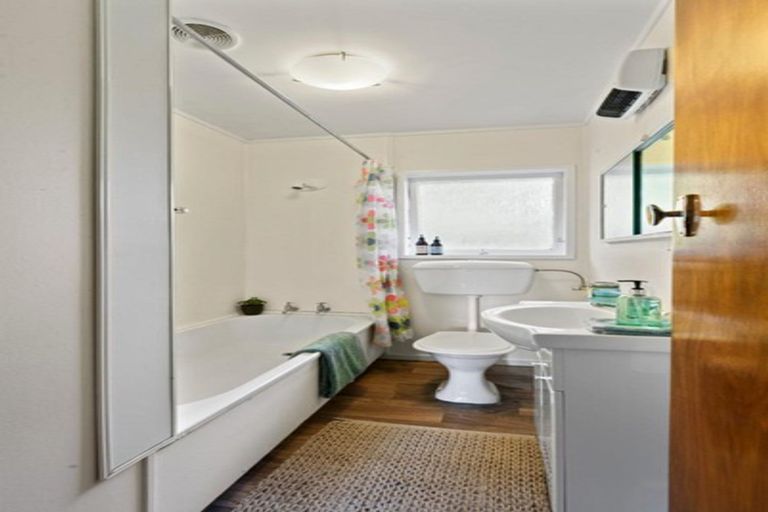 Photo of property in 1/28c Sunnynook Road, Sunnynook, Auckland, 0620