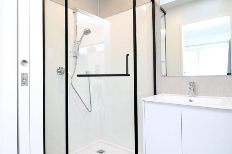 Photo of property in 4 Fruitvale Road, New Lynn, Auckland, 0600