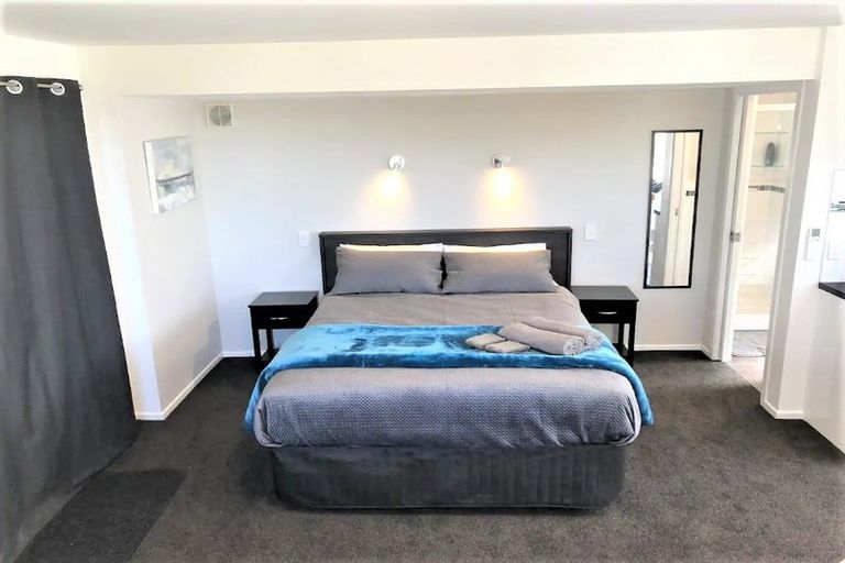 Photo of property in 30 Brooker Grove, Newlands, Wellington, 6037