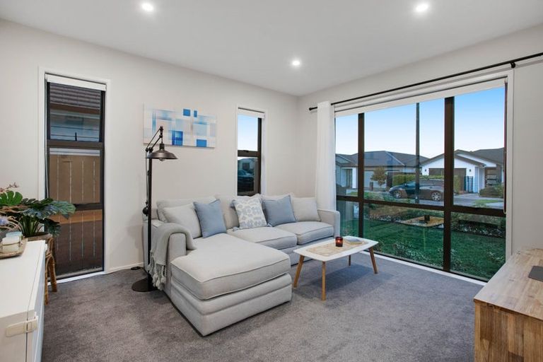 Photo of property in 12 Tarras Road, Kumeu, 0810