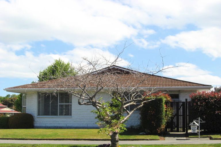 Photo of property in 27 Ambleside Drive, Burnside, Christchurch, 8053