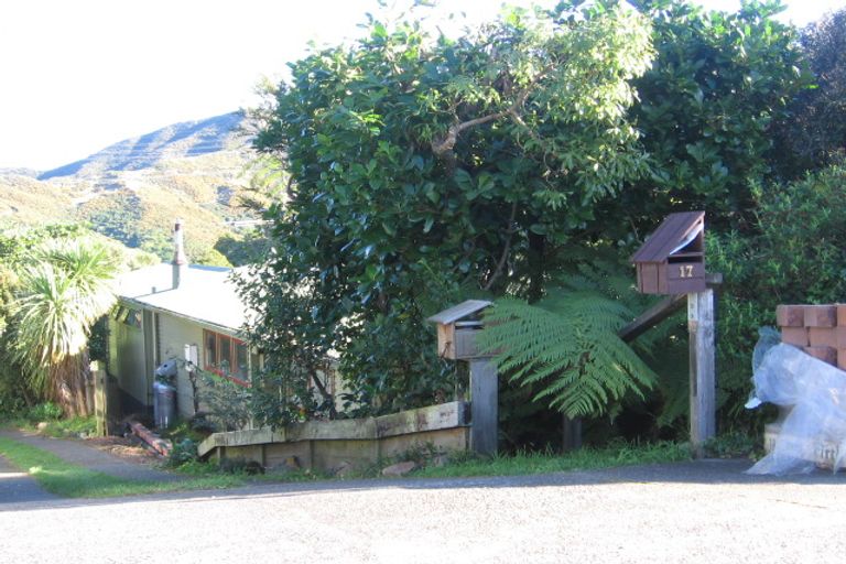 Photo of property in 17 Huntleigh Park Way, Ngaio, Wellington, 6035