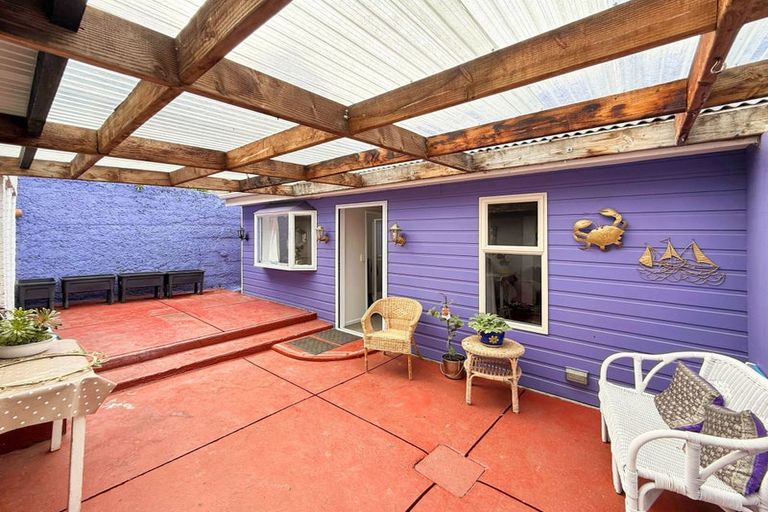 Photo of property in 1 Hawkhurst Road, Lyttelton, 8082