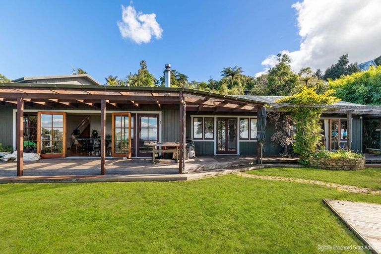 Photo of property in 505 Scenic Drive, Waiatarua, Auckland, 0612