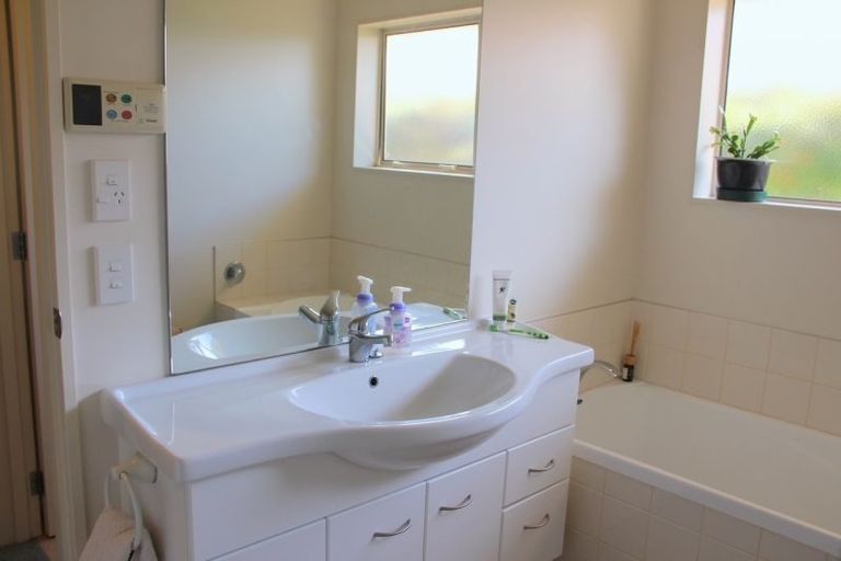 Photo of property in 11 Cascade Way, Paraparaumu, 5032