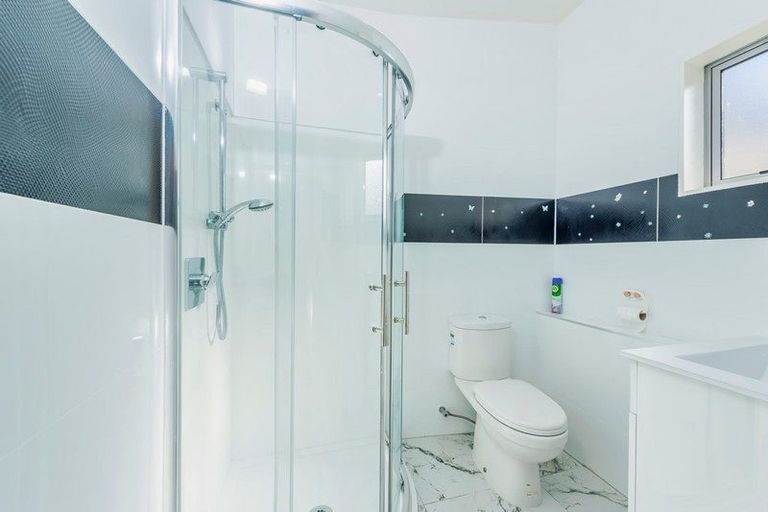 Photo of property in 2 Doone Place, Massey, Auckland, 0614