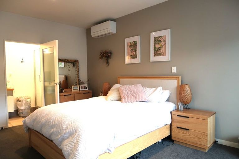 Photo of property in 23 Tiketike Way, Brooklyn, Wellington, 6021