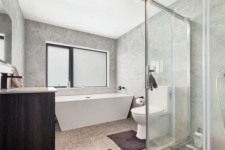 Photo of property in 2 Peterhouse Place, West Harbour, Auckland, 0618