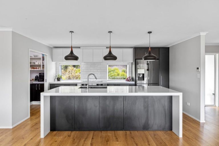 Photo of property in 60 Roberts Road, Matakatia, Whangaparaoa, 0930