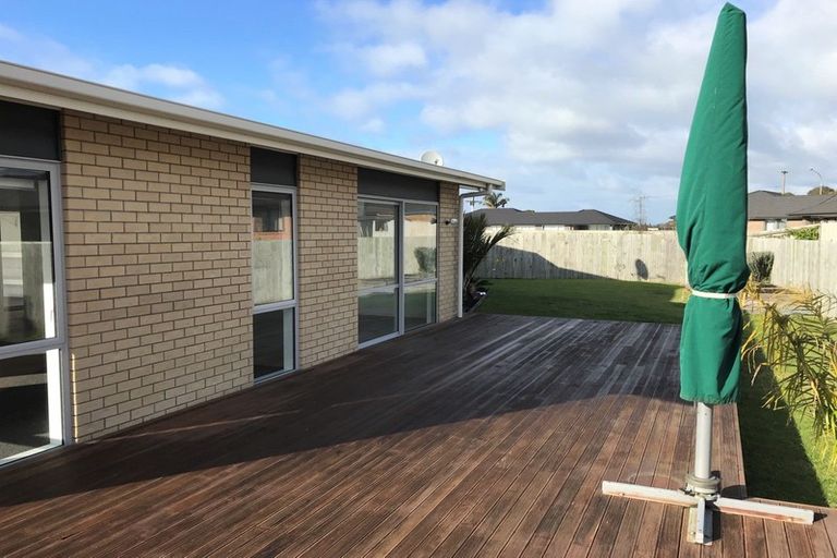 Photo of property in 19 Roto View, One Tree Point, 0118