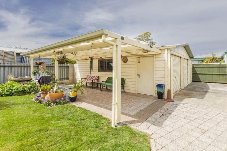 Photo of property in 9 Deakin Place, Clive, 4102