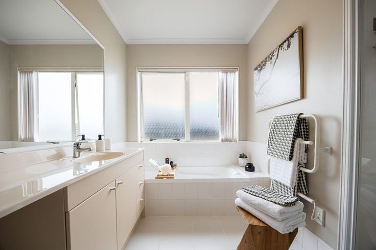 Photo of property in 2 Jubaea Place, Henderson, Auckland, 0610