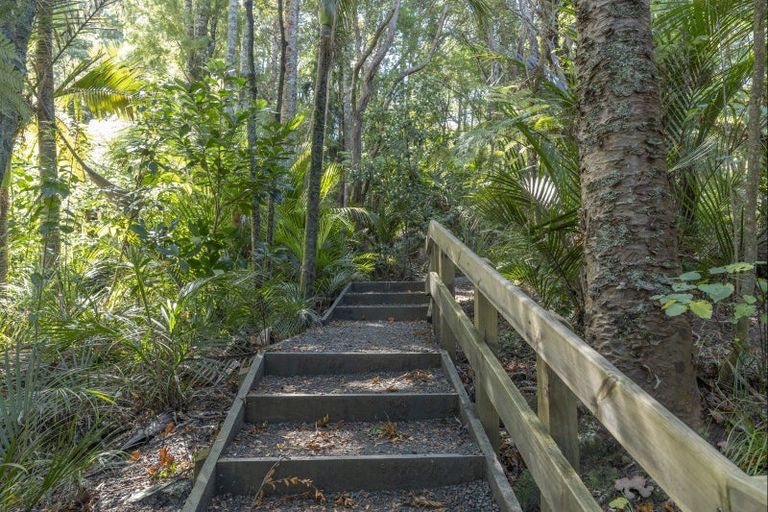 Photo of property in 15 Opou Road, Titirangi, Auckland, 0604