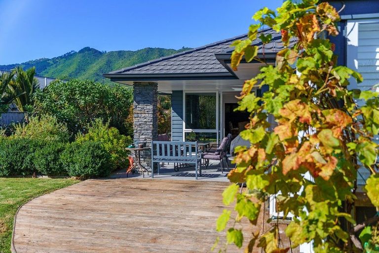 Photo of property in 63 Waipunahau Road, Waikanae, 5036