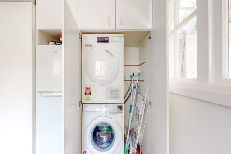 Photo of property in 17 Selwyn Terrace, Thorndon, Wellington, 6011