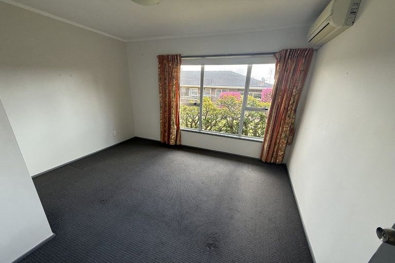 Photo of property in 2/10 Ballater Place, Highland Park, Auckland, 2010