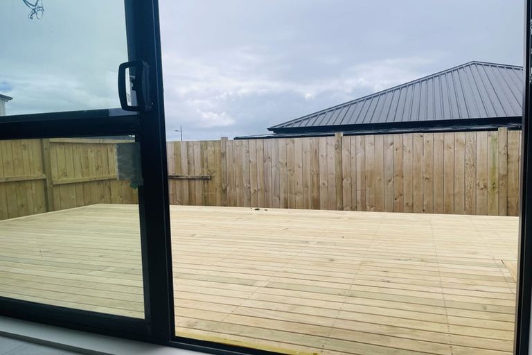 Photo of property in 19 Cronshaw Road, Karaka, 2113