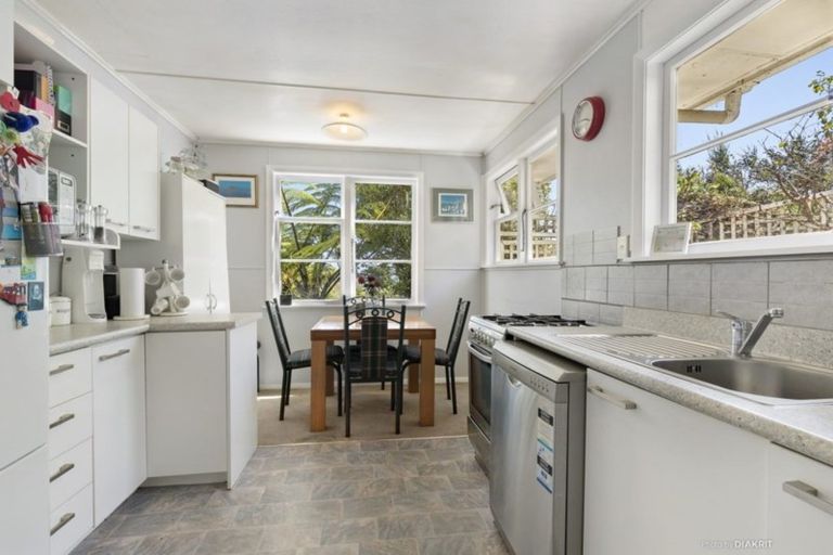 Photo of property in 110 Ruskin Road, Newlands, Wellington, 6037