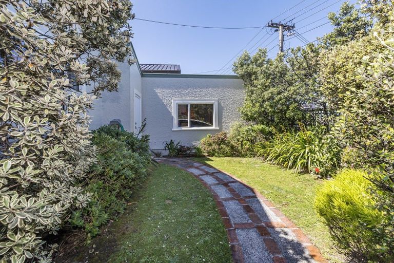 Photo of property in 98 Apu Crescent, Lyall Bay, Wellington, 6022