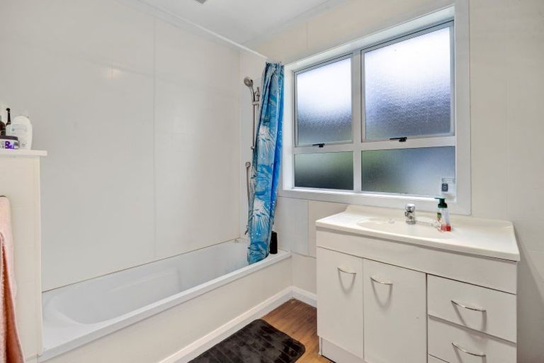 Photo of property in 27 Seaview Road, Marfell, New Plymouth, 4310