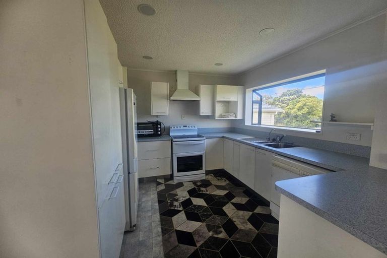 Photo of property in 3 Bayswater Place, Newlands, Wellington, 6037