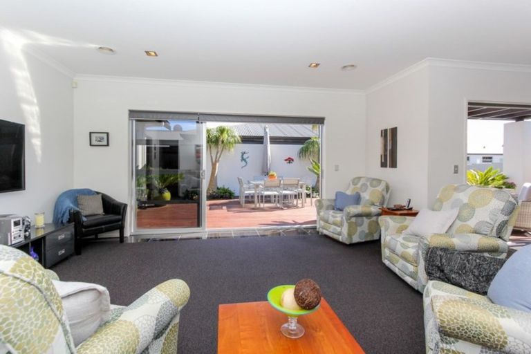 Photo of property in 20 Mangorei Road, Strandon, New Plymouth, 4312