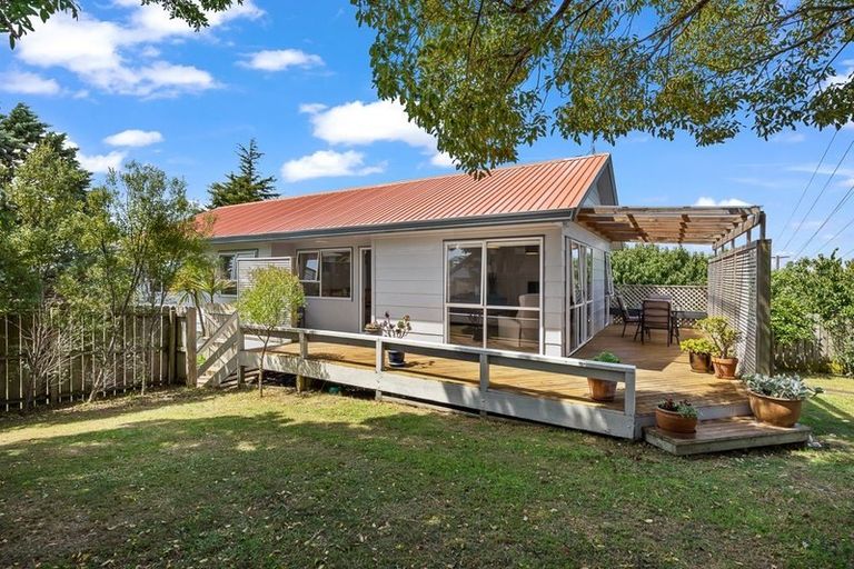 Photo of property in 1/76 Totaravale Drive, Totara Vale, Auckland, 0629