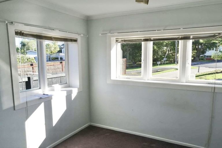 Photo of property in 10 Fowey Avenue, Te Atatu South, Auckland, 0610