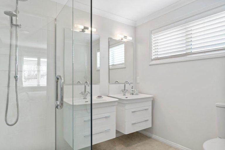 Photo of property in 2 Glen Bridge Lane, Harewood, Christchurch, 8051