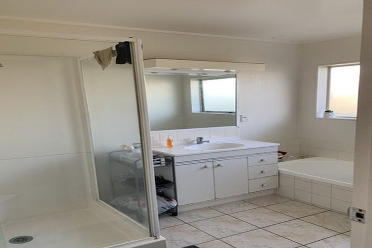 Photo of property in 16 Arrathorne Place, Northpark, Auckland, 2013