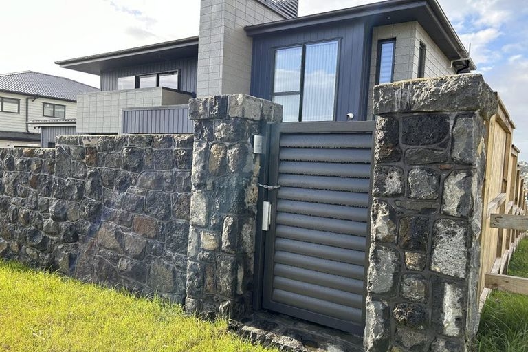 Photo of property in 19 Kerekin Drive, Oteha, Auckland, 0632