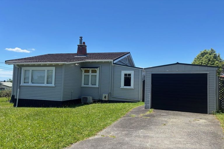 Photo of property in 21 Clayburn Road, Glen Eden, Auckland, 0602