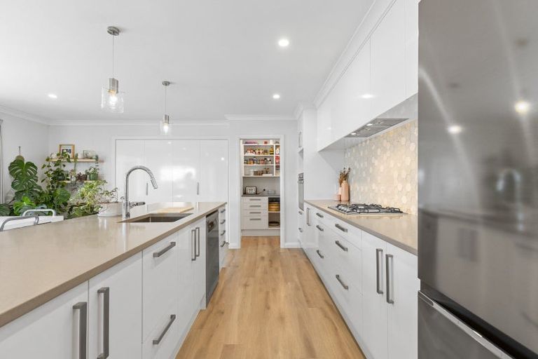 Photo of property in 6 Atlantic Drive, Fitzherbert, Palmerston North, 4410