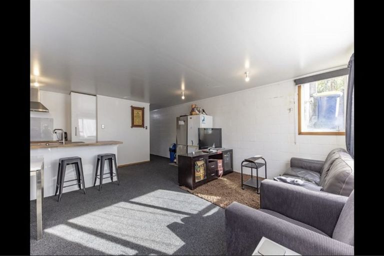 Photo of property in 323 Glenfield Road, Glenfield, Auckland, 0629