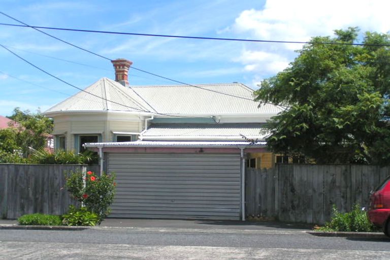 Photo of property in 22 Queen Street, Northcote Point, Auckland, 0627
