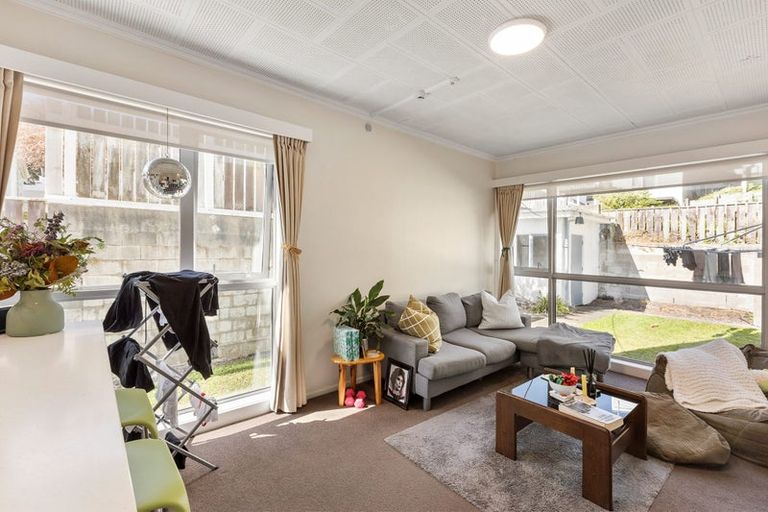 Photo of property in Victoria Court, 4/4 Queen Street, Mount Victoria, Wellington, 6011
