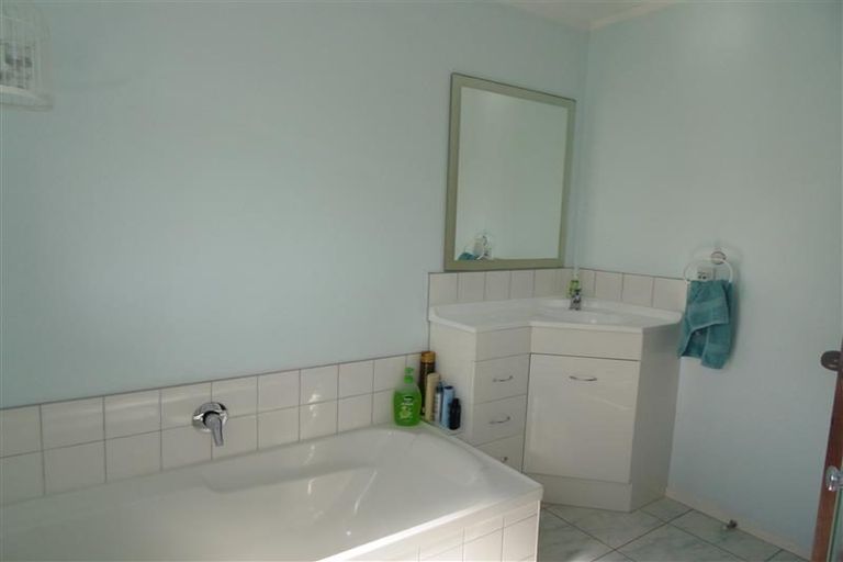 Photo of property in 1/28 Oaktree Avenue, Browns Bay, Auckland, 0630