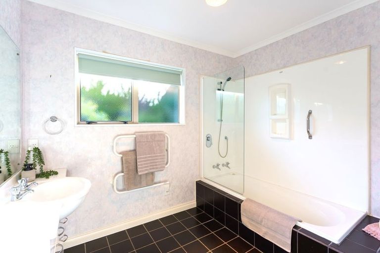 Photo of property in 5 Marewa Place, Waikanae Beach, Waikanae, 5036