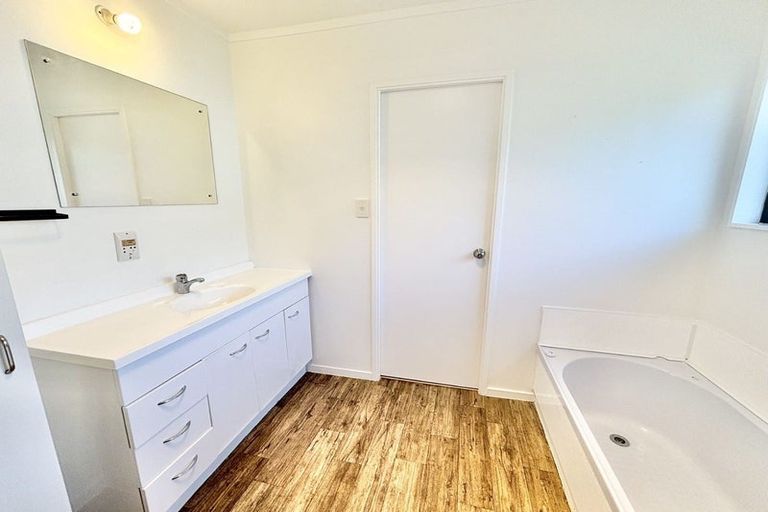 Photo of property in 77 Meadowvale Rise, Titirangi, Auckland, 0604