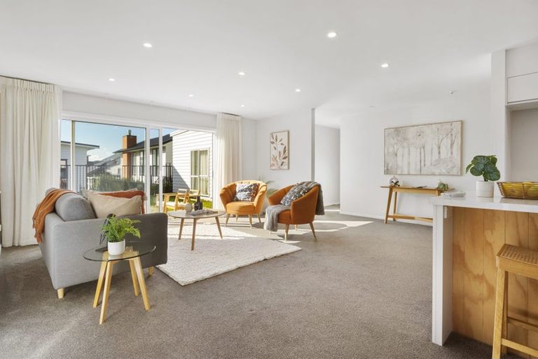 Photo of property in 12 Promontory Crescent, Newlands, Wellington, 6037