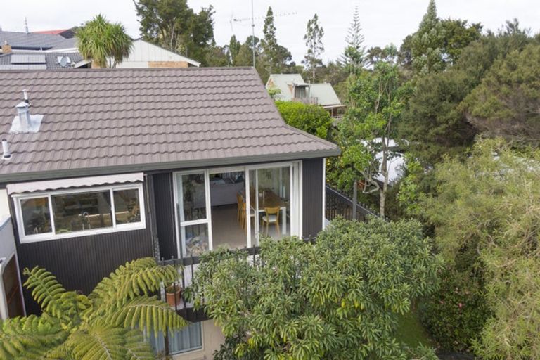 Photo of property in 8 Langstone Place, Chatswood, Auckland, 0626