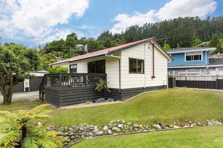Photo of property in 17 Forest Road, Pinehaven, Upper Hutt, 5019