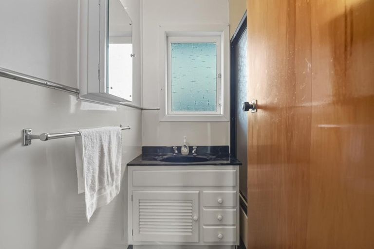 Photo of property in 2 Toru Street, Te Atatu Peninsula, Auckland, 0610