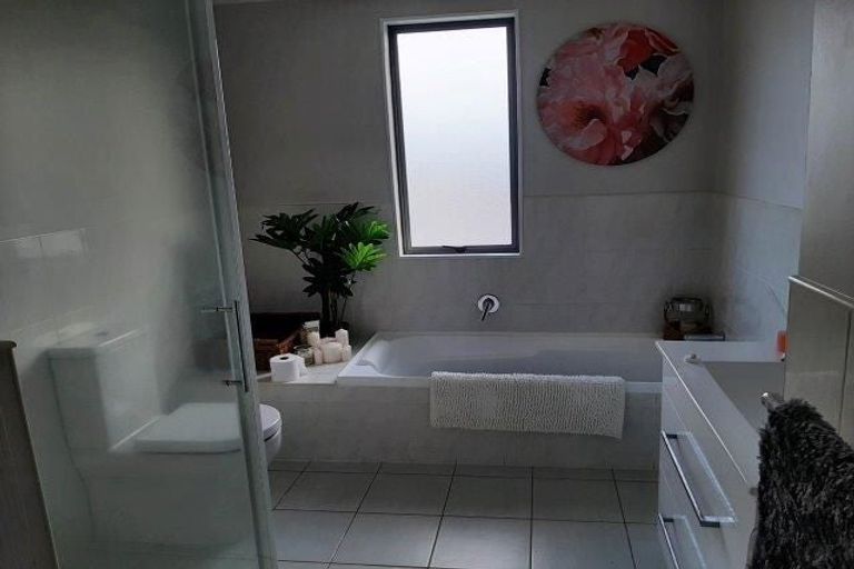 Photo of property in 1/3 Hulme Place, Henderson, Auckland, 0612