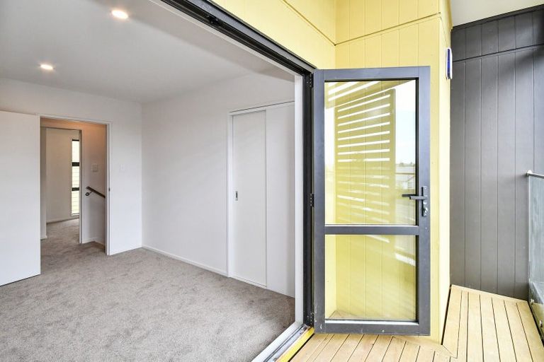 Photo of property in 2/3226 Great North Road, New Lynn, Auckland, 0600