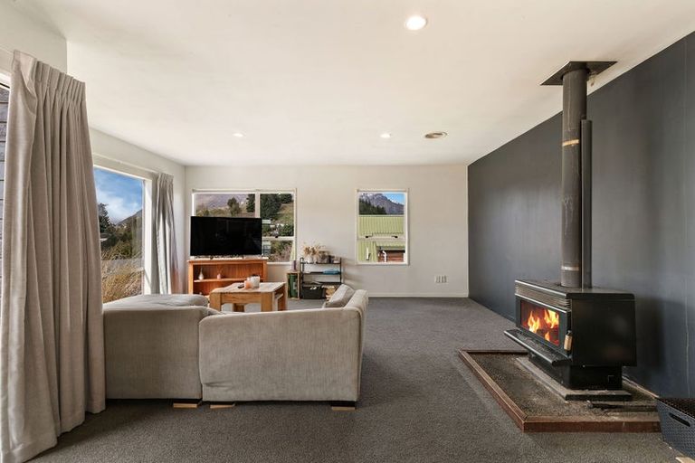 Photo of property in 18 Greenstone Place, Fernhill, Queenstown, 9300