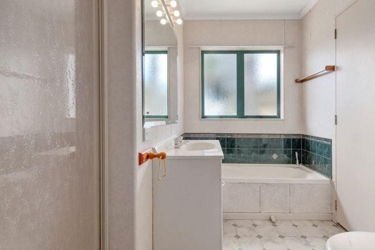 Photo of property in 2 Mulberry Lane, Otaika, 0170