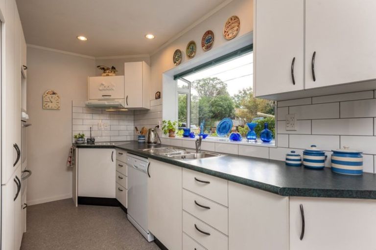 Photo of property in 2 Te Uruhi Grove, Paraparaumu, 5032