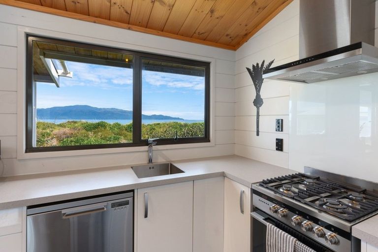 Photo of property in 15 Waiheke Street, Waikanae Beach, Waikanae, 5036